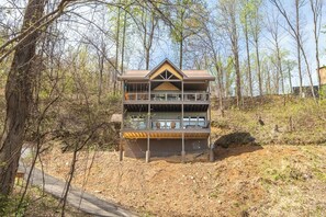 Exterior - Gorgeous 2B Cabin w/ Hot Tub | GAMES + Pool Access (Gatlinburg)