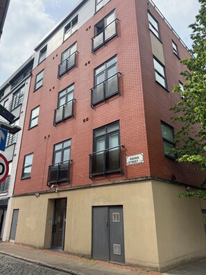 Exterior - 3-Bedroom Apartment - Sleeps 6 - High Speed WiFi - Liverpool City Centre! (Liverpool)