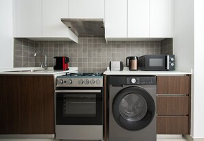 Refrigerador, microondas, horno y cafetera y tetera 
