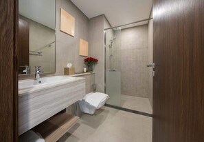 Shower, hair dryer, bidet, towels - Coastal Zenith Studio Sharjah Waterfront (Ajmal Makan)