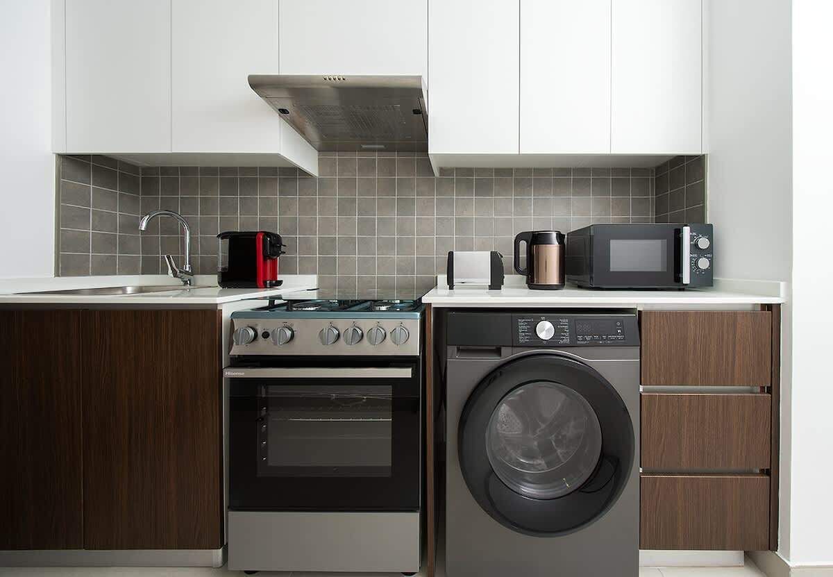Coffee/tea maker, fridge, microwave, oven