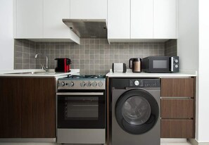 Wasserkocher mit Kaffee-/Teezubehör, Kühlschrank, Mikrowelle, Ofen