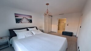 2 chambres, fer et planche à repasser