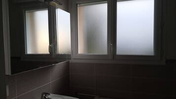 Douche, sĂšche-cheveux, serviettes fournies, papier toilette