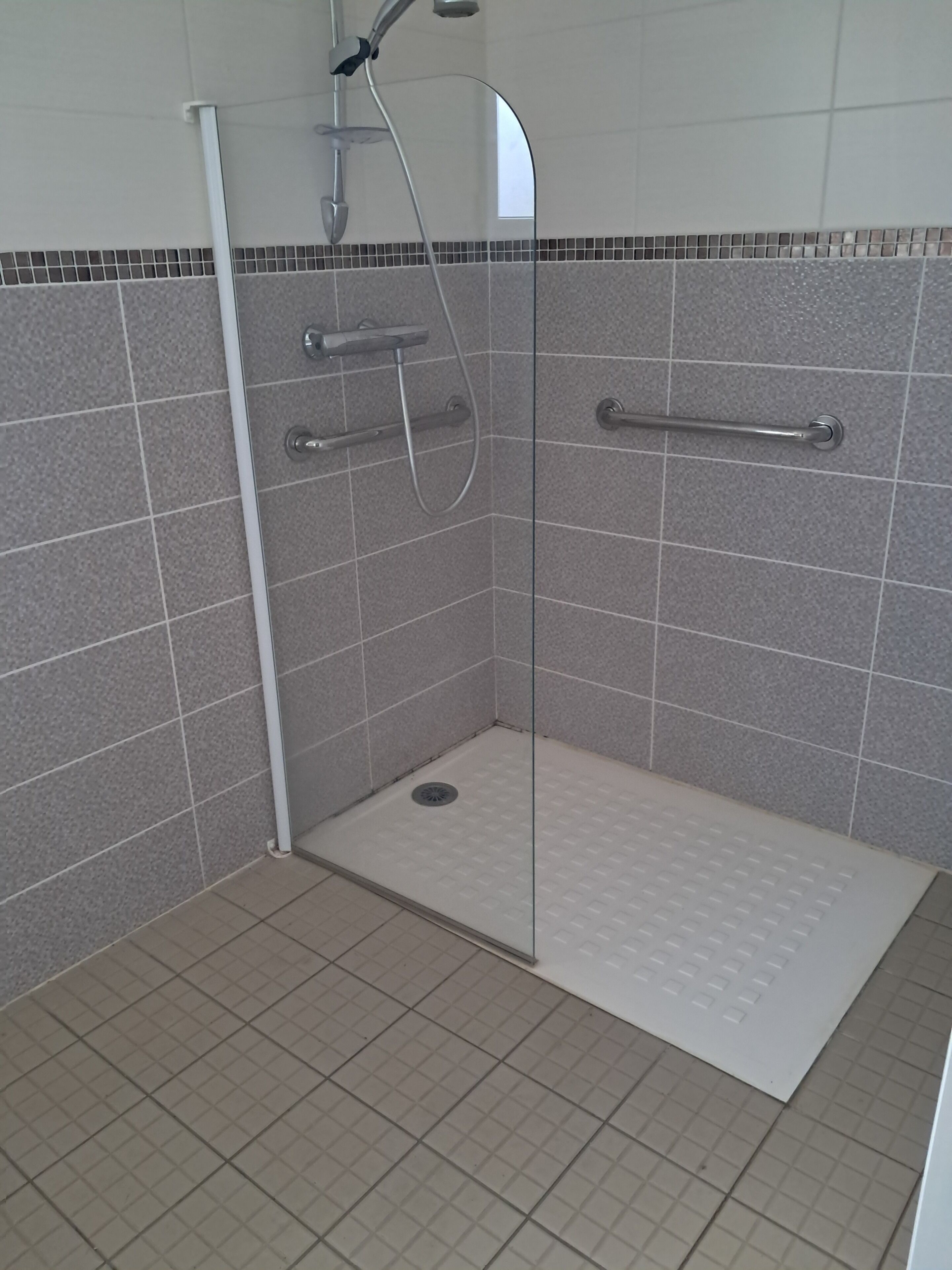 Douche, sèche-cheveux, serviettes fournies, papier toilette