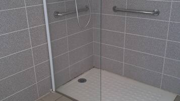 Douche, sĂšche-cheveux, serviettes fournies, papier toilette