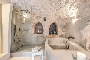 Douche, sèche-cheveux, bidet, serviettes fournies