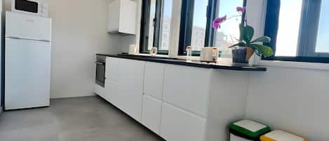 Réfrigérateur, four à micro-ondes, un four, surface de cuisson