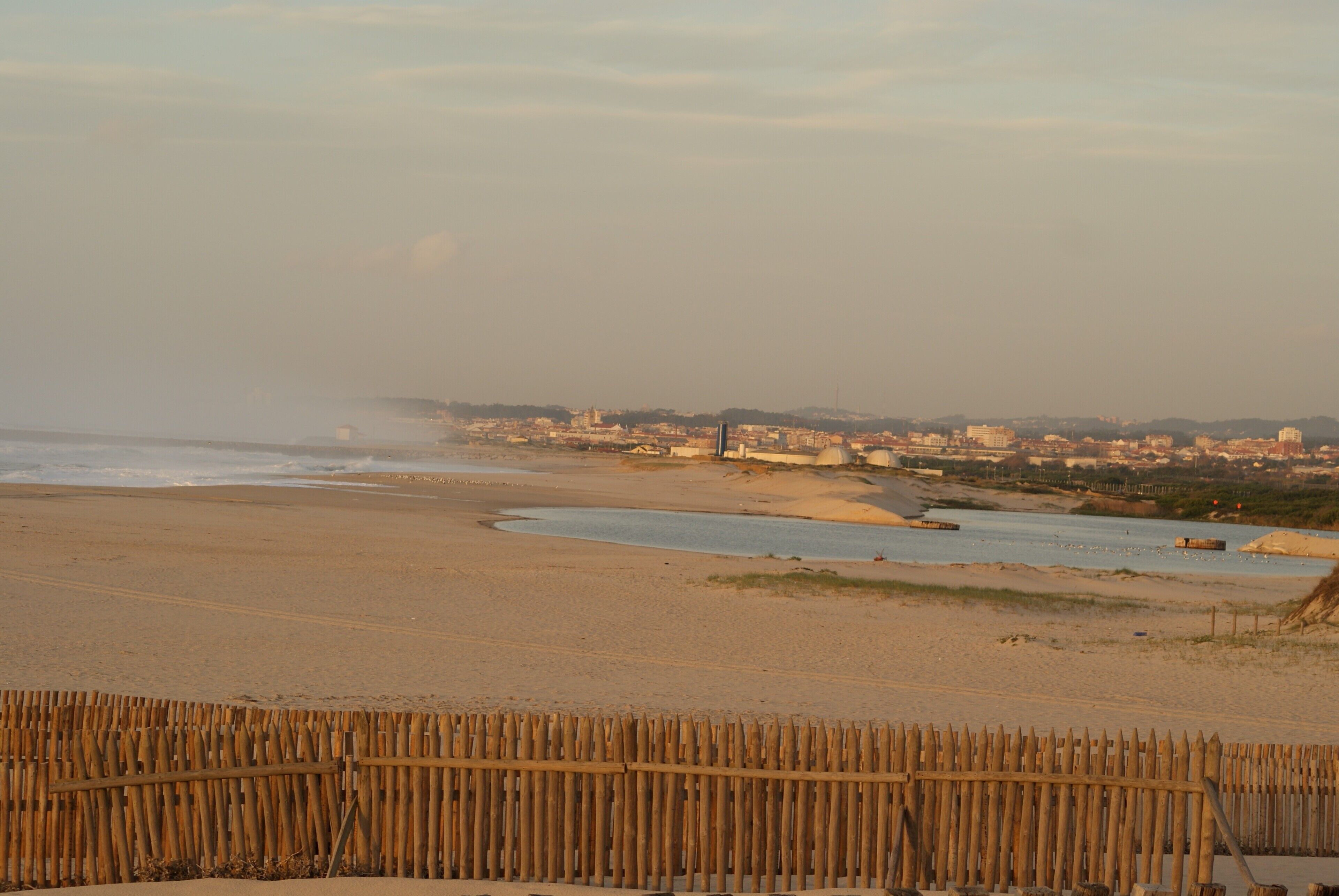 Una spiaggia nelle vicinanze