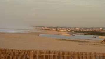 Una spiaggia nelle vicinanze