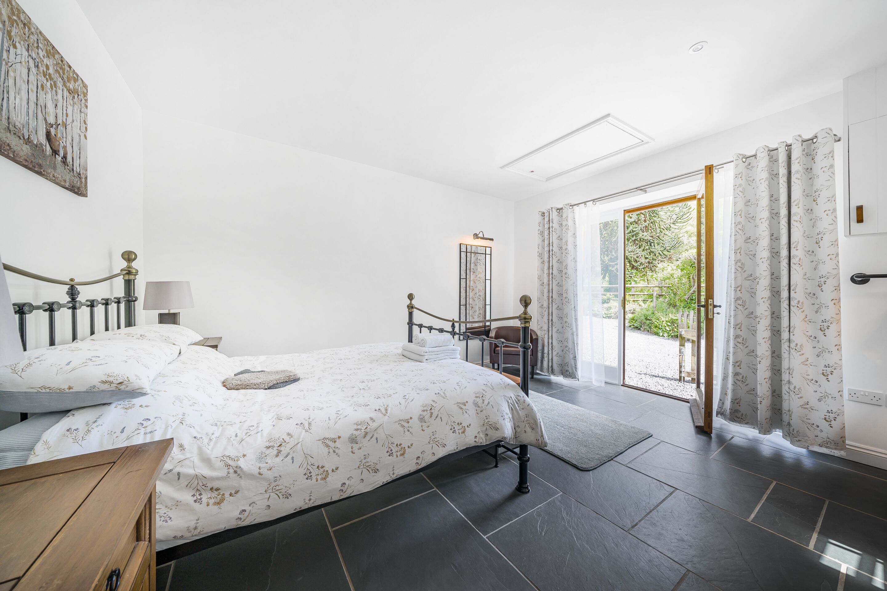 Bedroom with access to garden