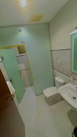 Separate bathtub and shower, hair dryer, towels, soap - Hayat Al Aseel Hotel Apartments (Jeddah)