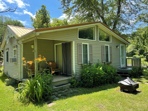Charming 1-bedroom cottage with AC in cozy Westfield