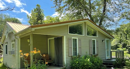Charming 1-bedroom cottage with AC in cozy Westfield