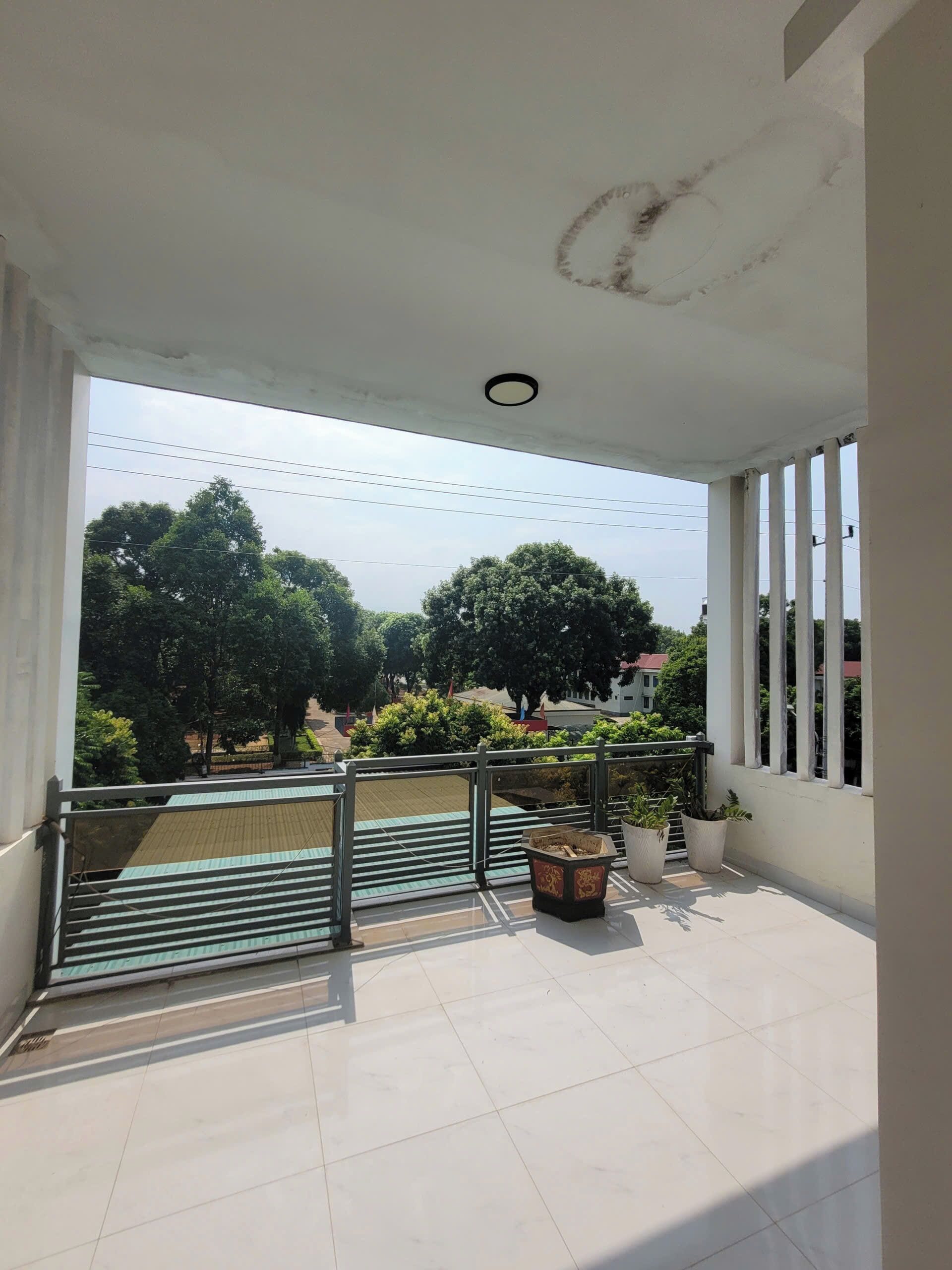 Casa familiar, vista al patio | Balcón