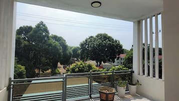 Casa familiar, vista al patio | Balcón