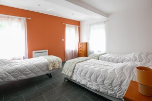2 chambres, fer et planche à repasser
