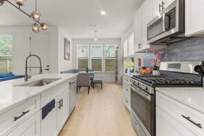 Refrigerador, microondas, horno, placa de cocina