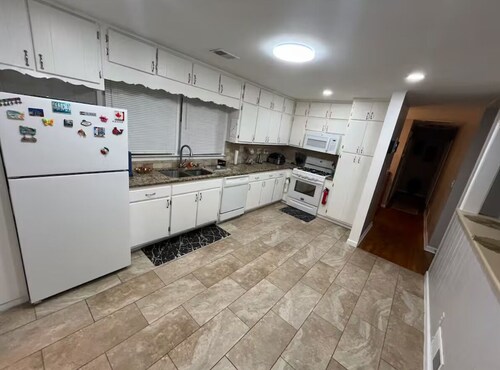 Fabulous 3-bedroom house with AC in charming Jonesboro