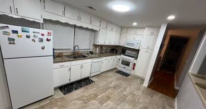Fabulous 3-bedroom house with AC in charming Jonesboro