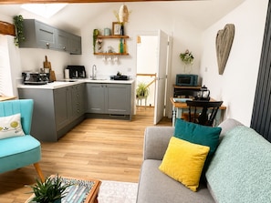 Smart TV, fireplace, books -    Couples Retreat in North Cumbria,w Logburner, Enclosed Terrace, Walks& Pub (Brampton)