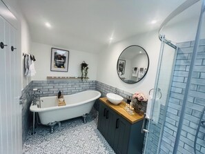 Shower, towels, toilet paper -    Couples Retreat in North Cumbria,w Logburner, Enclosed Terrace, Walks& Pub (Brampton)
