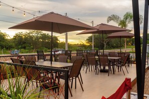 Outdoor dining - Village Rio Hotel  (Nova Xavantina)