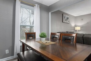 Dining - 4BR BEAUTIFUL ALL KING BED CENTRAL LOCATION SLEEPS10+ (Overland Park)