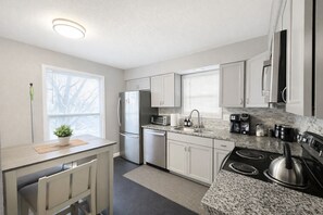 Private kitchen - 4BR BEAUTIFUL ALL KING BED CENTRAL LOCATION SLEEPS10+ (Overland Park)