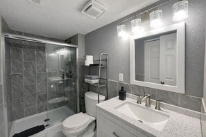 Bathroom - 4BR BEAUTIFUL ALL KING BED CENTRAL LOCATION SLEEPS10+ (Overland Park)