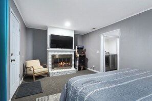 Room - 4BR BEAUTIFUL ALL KING BED CENTRAL LOCATION SLEEPS10+ (Overland Park)