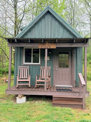 Exterior - Buck Hill Campground Pine Loft Camping Cabin (Newland)