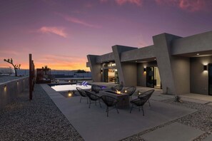 Outdoor dining - Villa Solara│Pool Pickleball Sauna Stargazing dome (Joshua Tree)