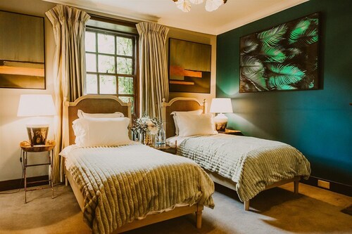 Skylark - Five Bedroom Castle, Sleeps 10