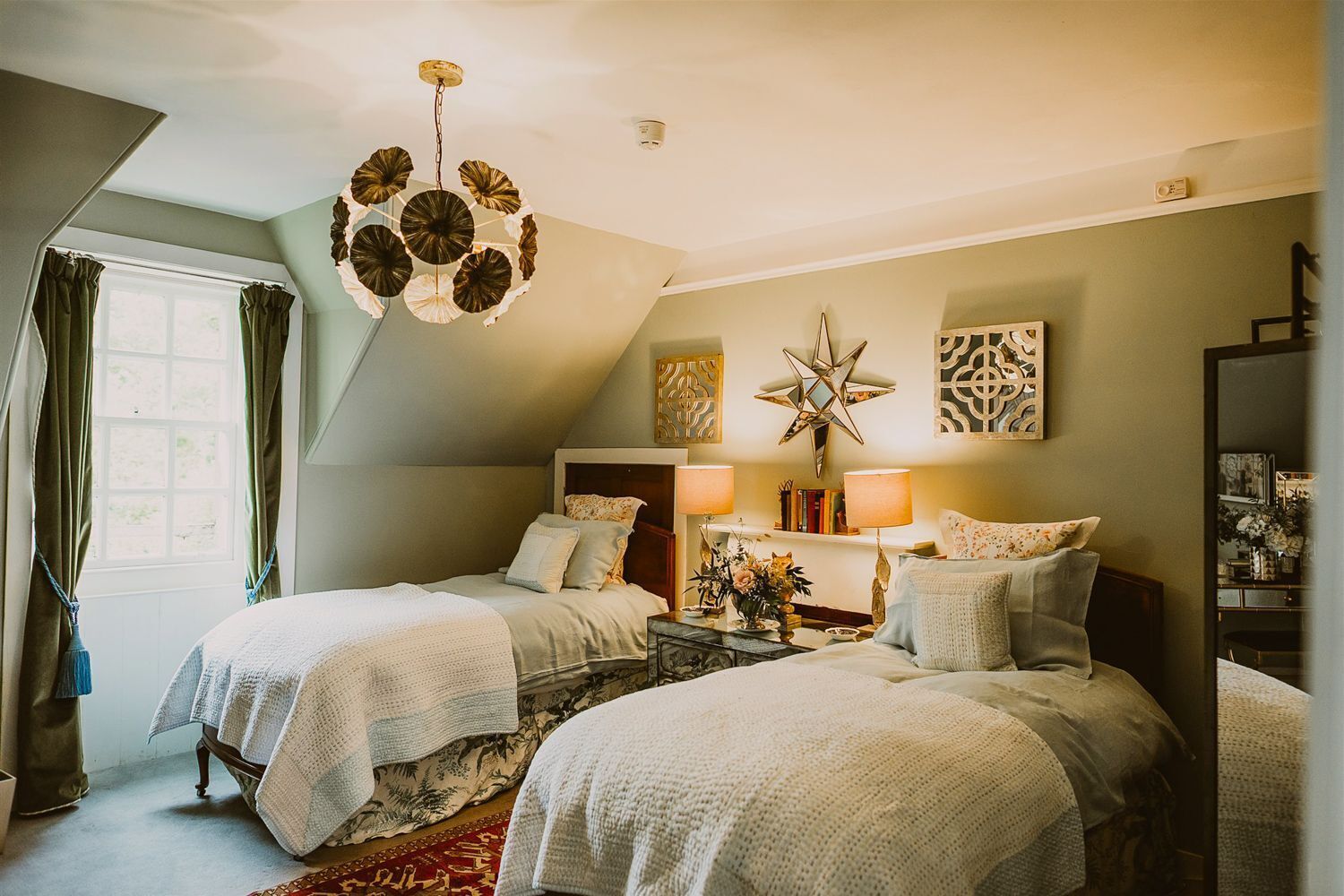 5 bedrooms, iron/ironing board, internet, bed sheets