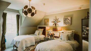5 bedrooms, iron/ironing board, internet, bed sheets