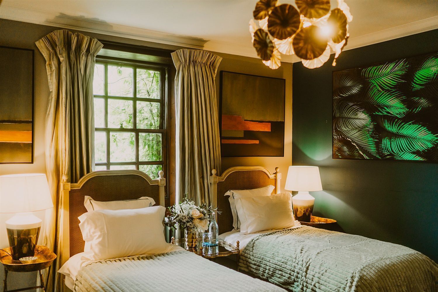 5 bedrooms, iron/ironing board, internet, bed sheets