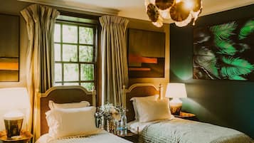 5 bedrooms, iron/ironing board, internet, bed sheets