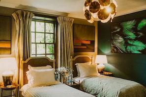 5 bedrooms, iron/ironing board, Internet, bed sheets