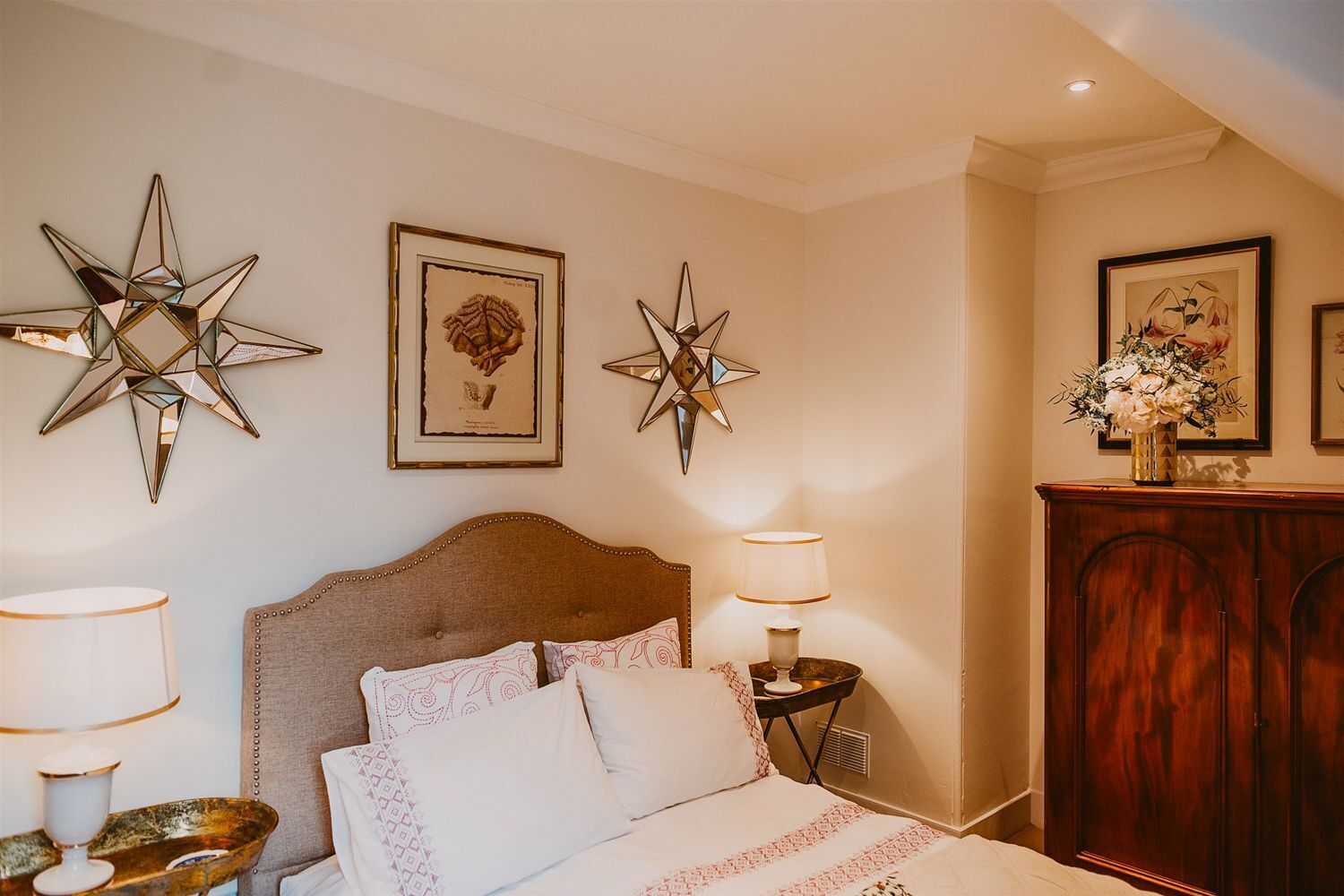 5 bedrooms, iron/ironing board, Internet, bed sheets