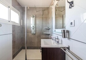 Hair dryer, towels, toilet paper - Central apartment close to everything with swimming pool and parking. (San Bartolomé de Tirajana)