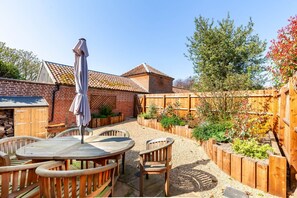 Outdoor dining - Willow Tree House - Three Bedroom Villa, Sleeps 6 (Wolterton)