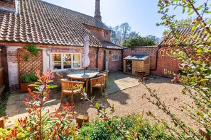 Outdoor dining - Willow Tree House - Three Bedroom Villa, Sleeps 6 (Wolterton)