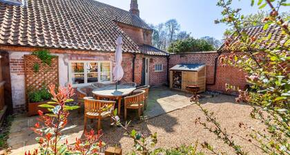 Willow Tree House - Three Bedroom Villa, Sleeps 6