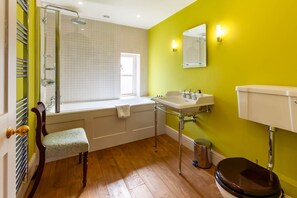 Bathroom - Willow Tree House - Three Bedroom Villa, Sleeps 6 (Wolterton)