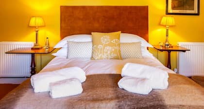 Willow Tree House - Three Bedroom Villa, Sleeps 6