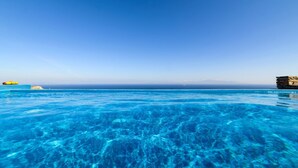 A clear blue pool with a view of the ocean and a rocky outcrop. - Villa Kea Royale - Two Bedroom Villa, Sleeps 5 (Kastriani)