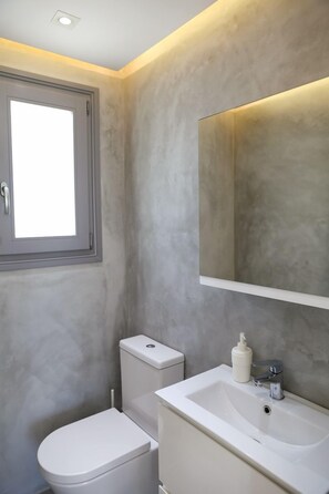 Bathroom - Villa Chora - Six Bedroom Villa, Sleeps 12 (Andros)