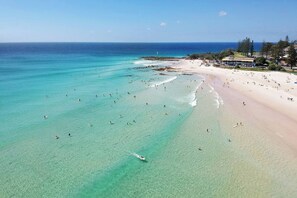 Una spiaggia nelle vicinanze