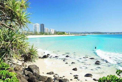 Hola Kirra Ocean Blue Beachfront Oasis w Balcony